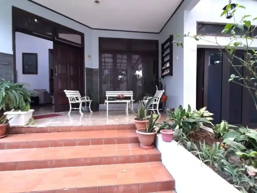 Rumah Terawat di Cinere Row Jalan Lebar 2 Lantai SHM