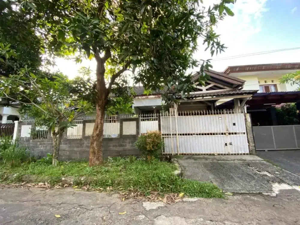 Rumah Terawat 1,5 Lantai Halaman Belakang Luas di Cinere