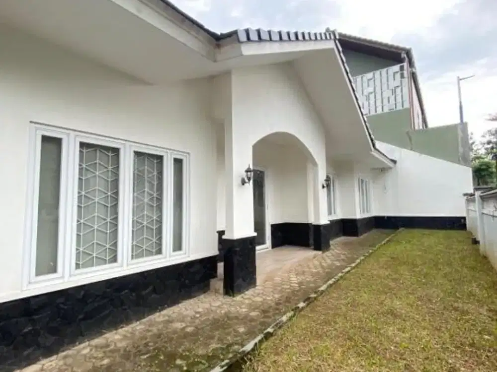 Rumah Posisi Hook 1,5 Lantai di Cinere Hadap Selatan
