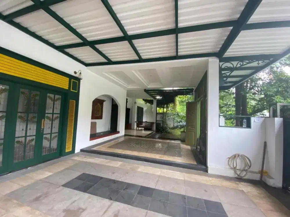 Rumah Modern Layout Lapang Ada Swimming Pool di Cinere