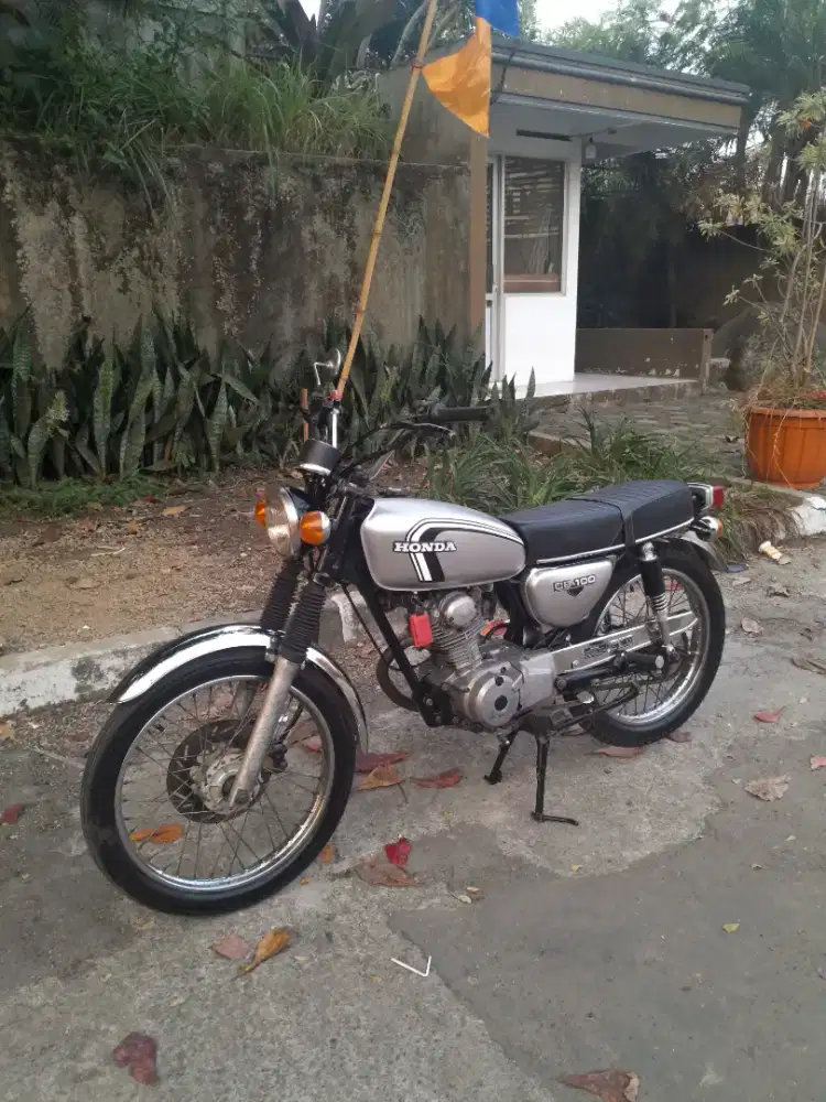 Jual honda cb100 th1977 silver edition LANGKA