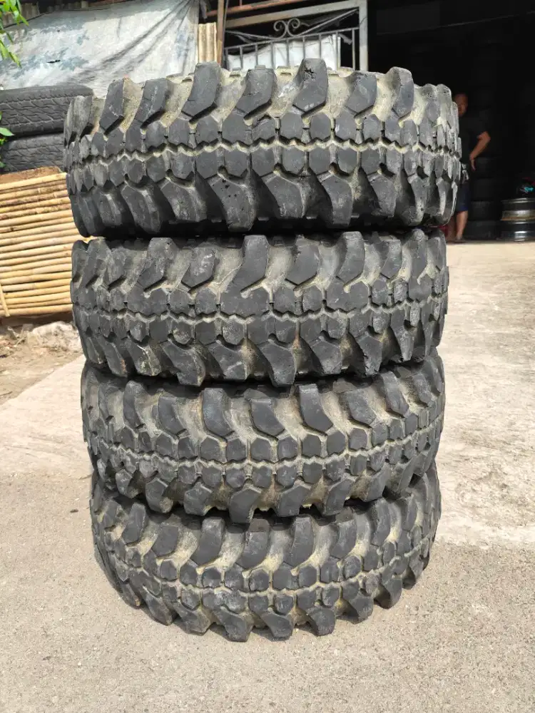 Jual ban copotan mrek simex extrem trekker ukuran 31x10-15 kond 85% 4