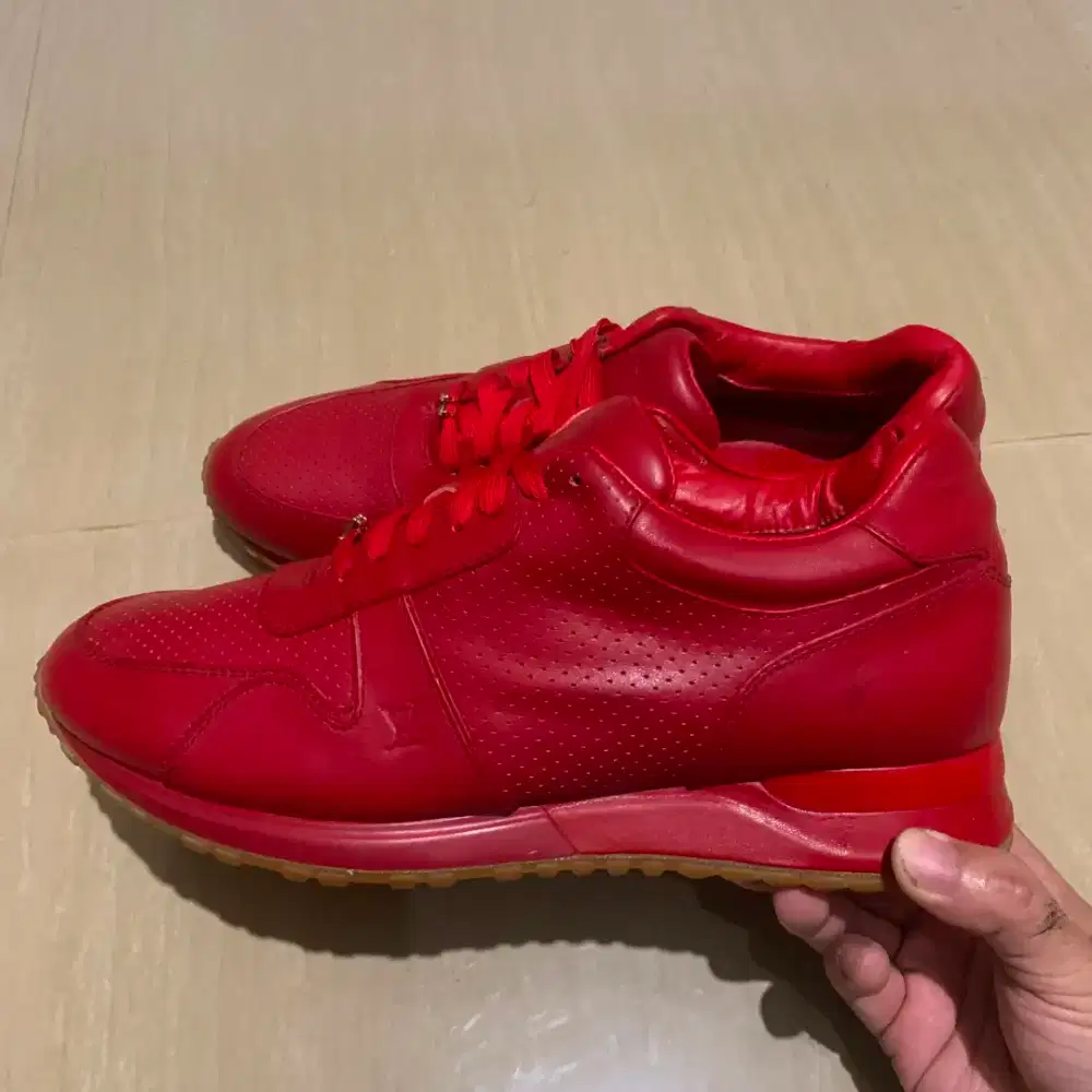 LV Run Away x Supreme size 44