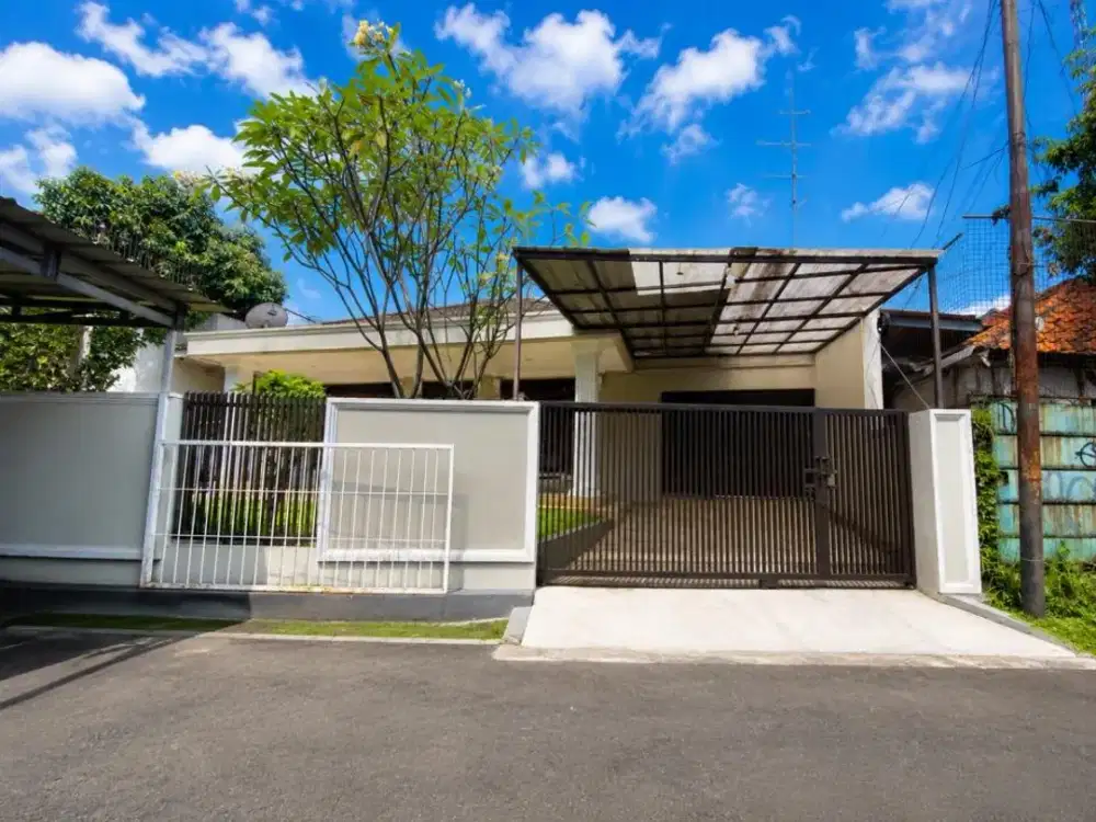 Rumah Strategis di Bukit Cinere Raya Semi Furnished Halaman Luas