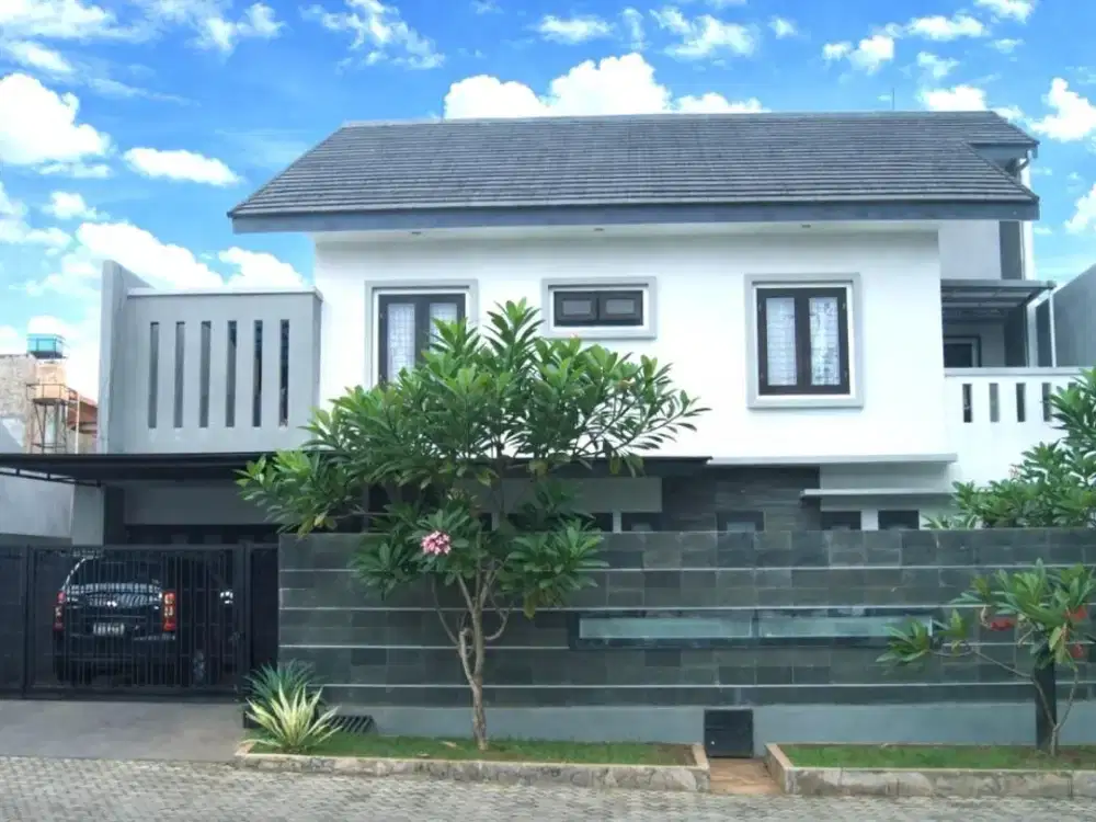 Rumah Modern 2 Lantai di Tanah Kusir Jaksel Halaman Depan Luas Siap Huni