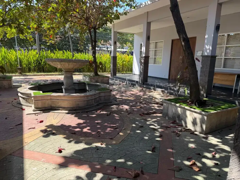 Disewakan Gedung Dengan Tanah Yang Luas Di Area Renon