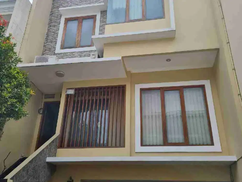 Dijual Cepat Rumah Mewah 3 Lantai Baru di Jakarta Timur