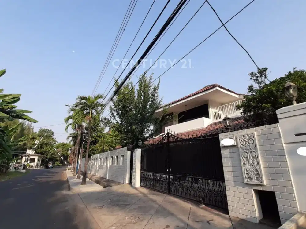 Rumah Luas Dan Strategis Di Jalan Utama Pulomas R2394