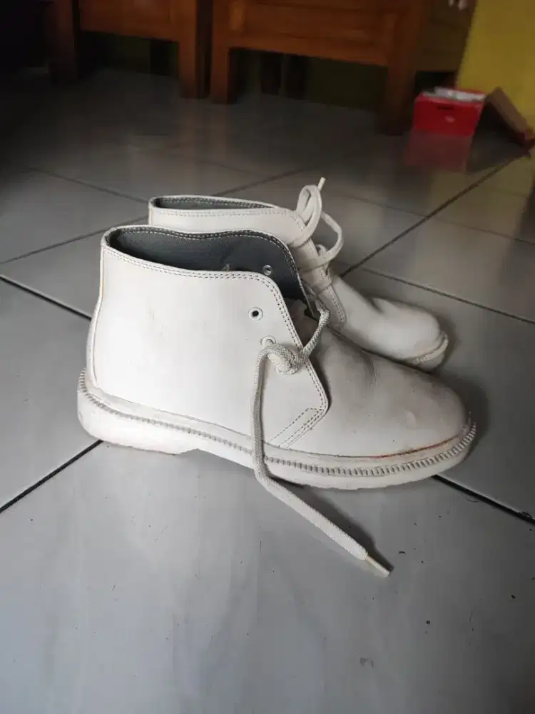 Sepatu putih pria