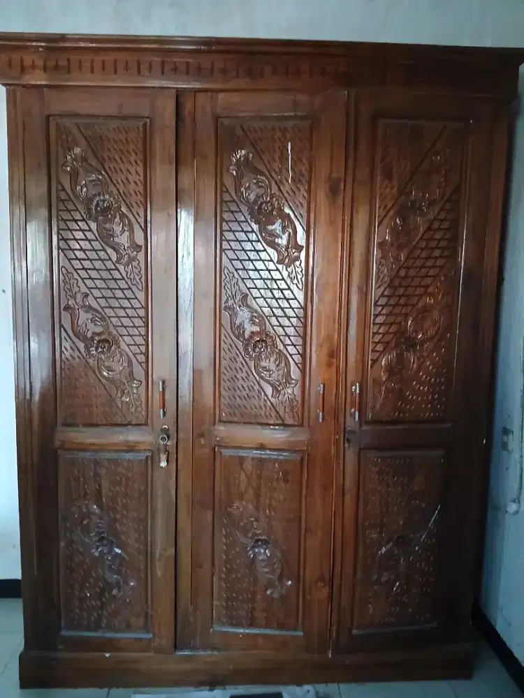 Lemari kayu jati