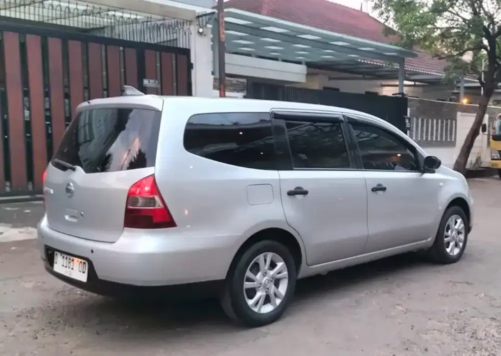 grand livina matik 2011