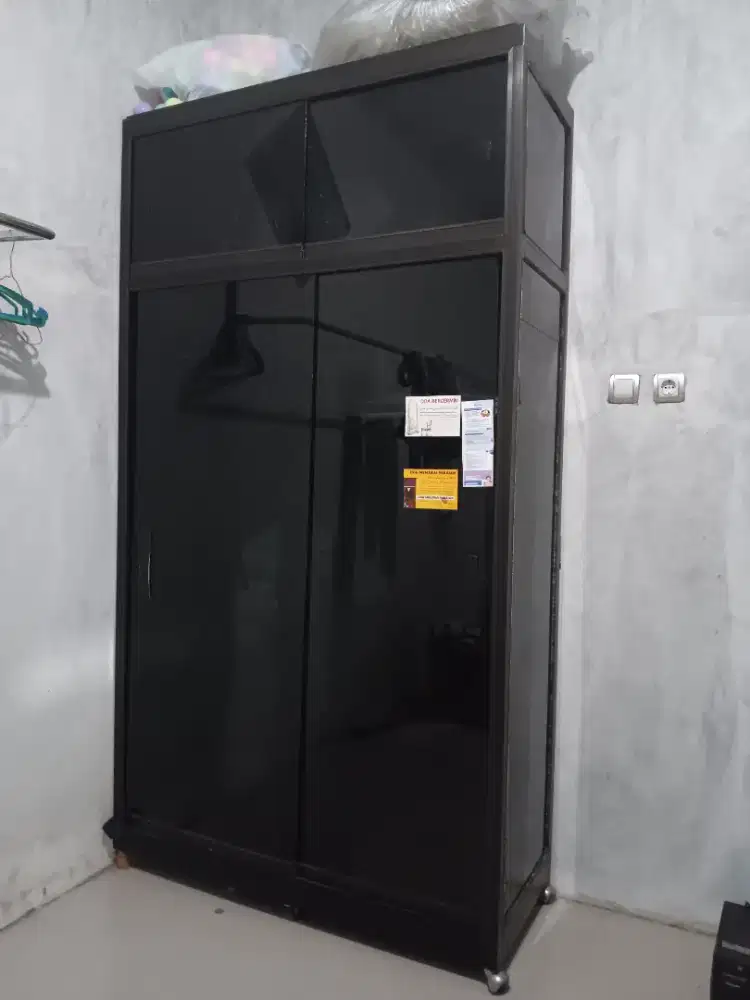 LEMARI KACA JUMBO POL