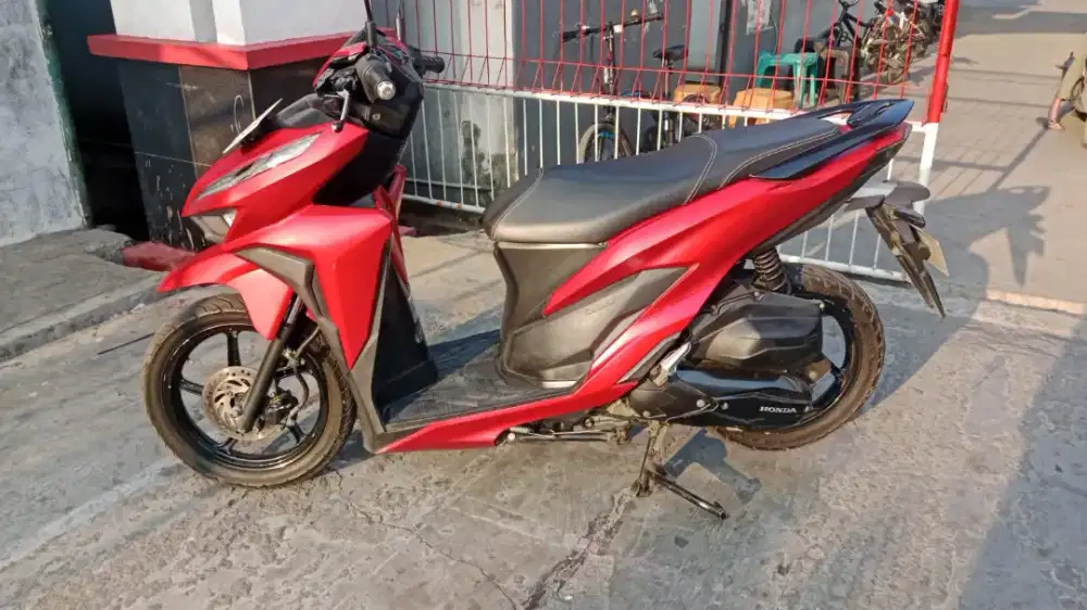 Motor Vario warna merah dop 150cc