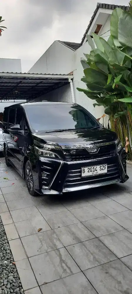 Toyota Voxy 2.0 AT 2017 KM Low 90rban