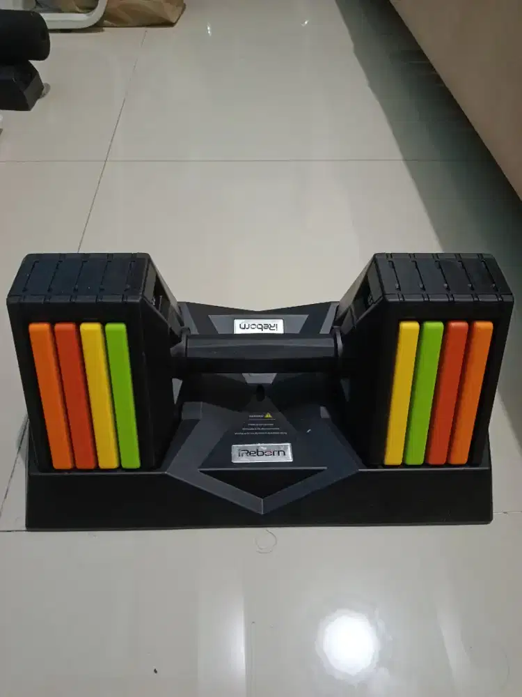Dumbbell set adjustable (berat dapat disesuaikan)