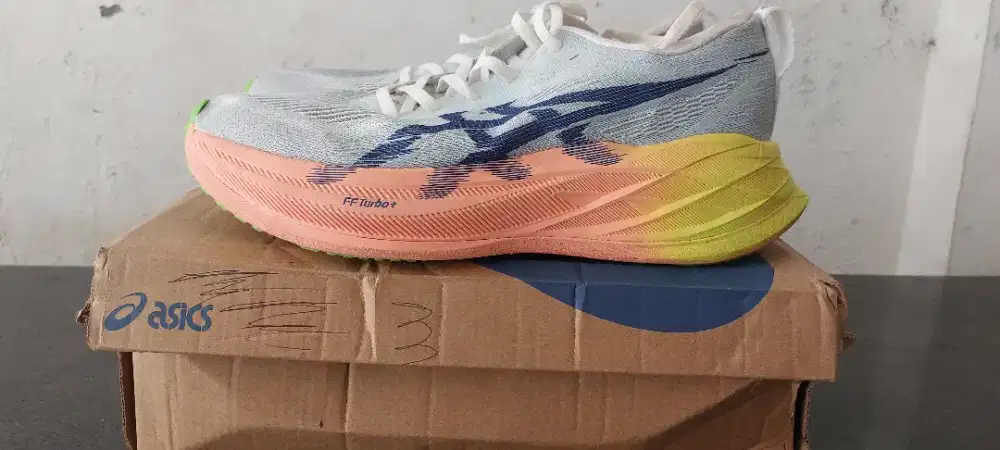 Sepatu asiscs bekas rasa baru