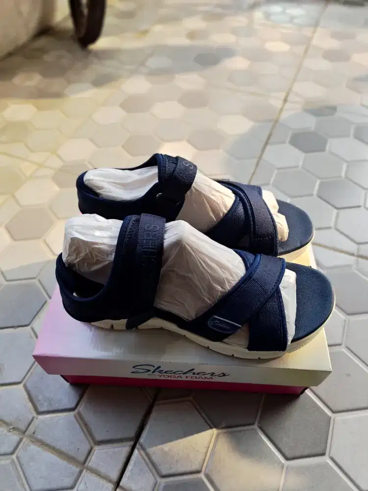 Sepatu sandal merk skechers yoga foam Vegan uk 38 wanita warna Navy