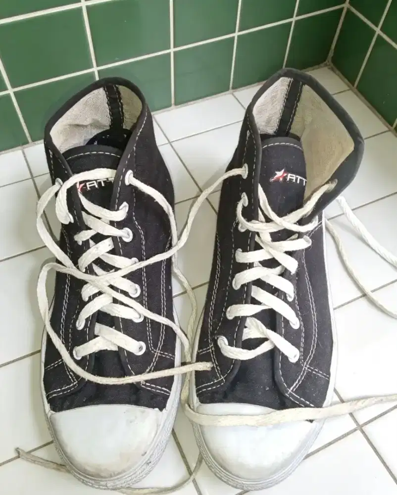 Dijual sepasang sepatu
