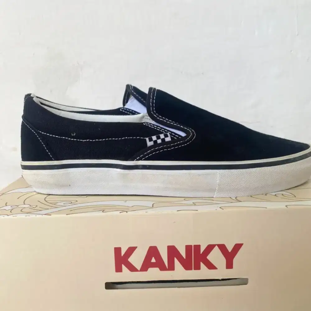 VANS SKATE SLIP ON
BLACK WHITE