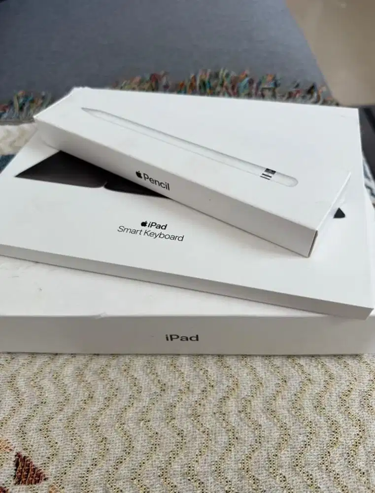 Ipad 8th wifi only 32gb ex ibox with apple pencil and smart keyboard