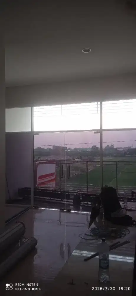 Kacafilm perkantoran guna meredam panas silau uv