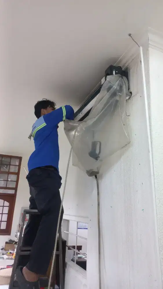 Cuci AC rutin . Rumah, kantor, dll