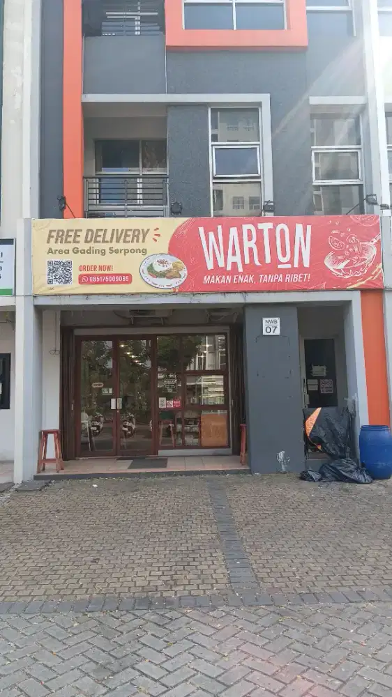 Menyajikan makanan dan cleaning