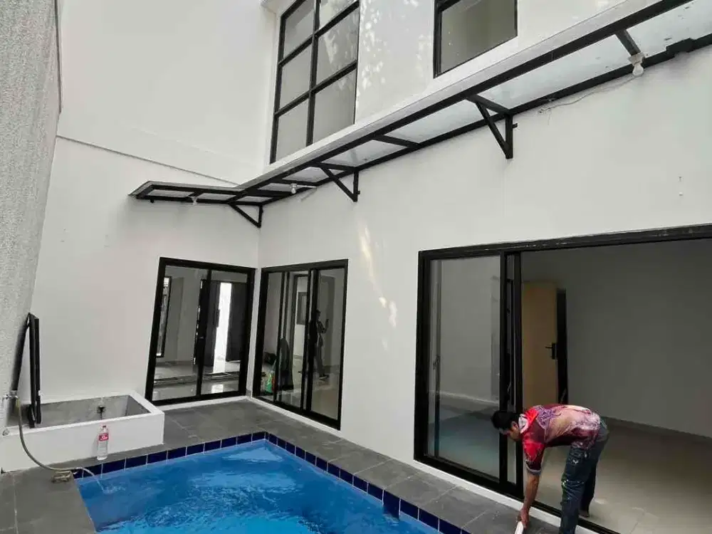 Ingin Jual Cepat Rumah 3 Lantai dengan Kolam renang