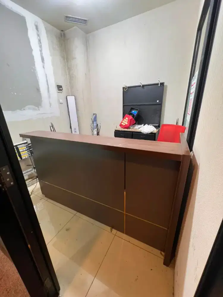 Meja resepsionis Informa bekas