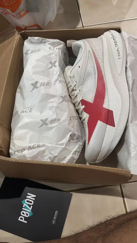Xtep 2000 km 5 pro warna putih logo merah