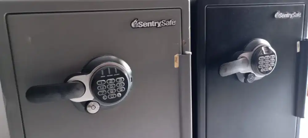 BRANGKAS 'SENTRY SAFE'