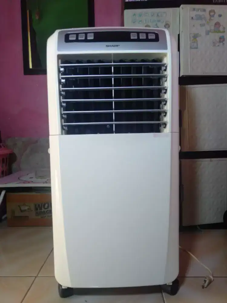 Air cooler merk Sharp, baru 3 bulan pakai, mulus sekali.