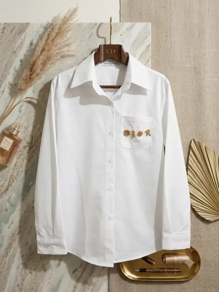 KEMEJA PUTIH MEWAH DETAIL GOLD SAKU