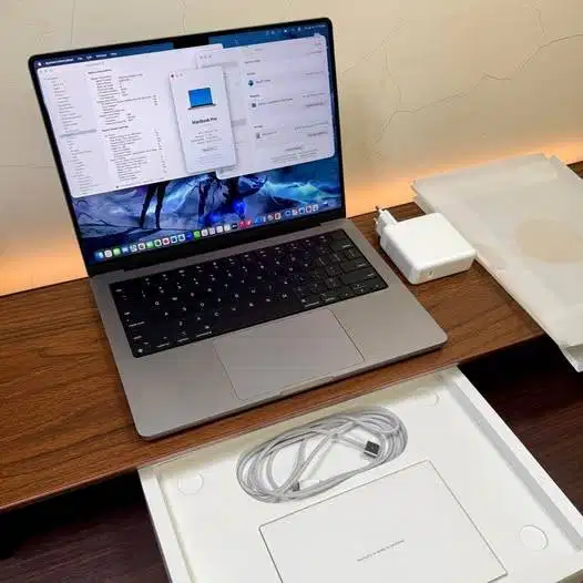 MacBook Pro 14 inch M2 Max Ram 32GB GPU 30 Cores Original likenew full