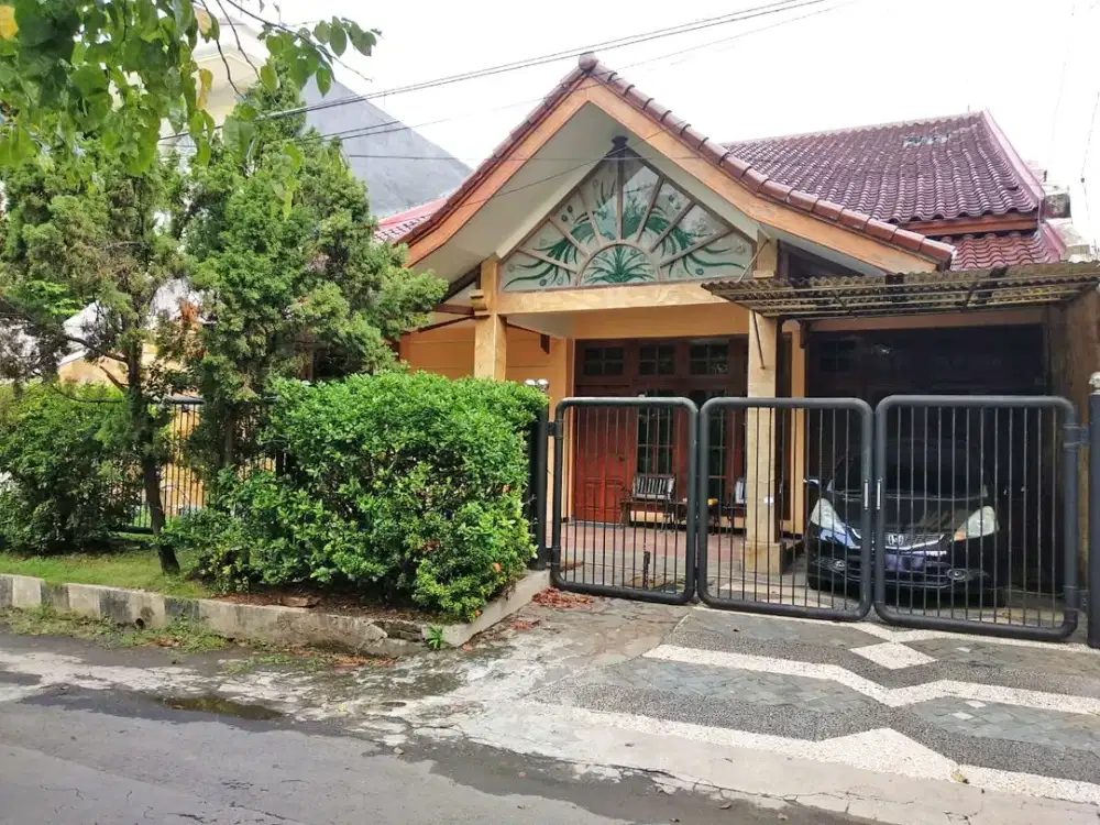 Rumah Luas 2 Lantai Row Jalan Lebar Dekat Galaxy Mall & Dharmahusada Surabaya
