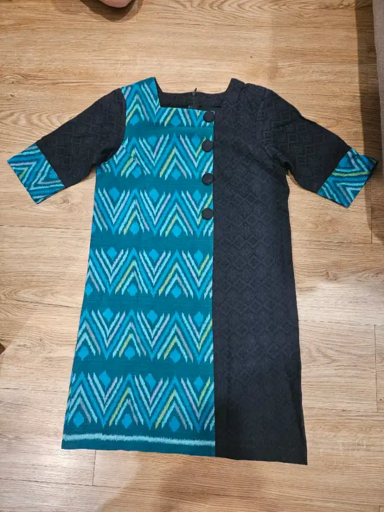 Baju pesta / undangan ukuran L, lingkar dada +/- 96 cm