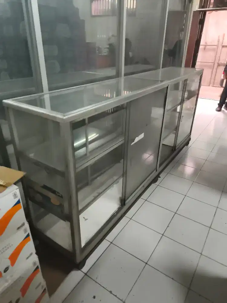 Etalase kaca alumunium