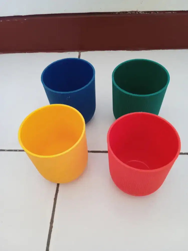 Gelas plastik dengan tekstur bergaris dibagian luarnya
