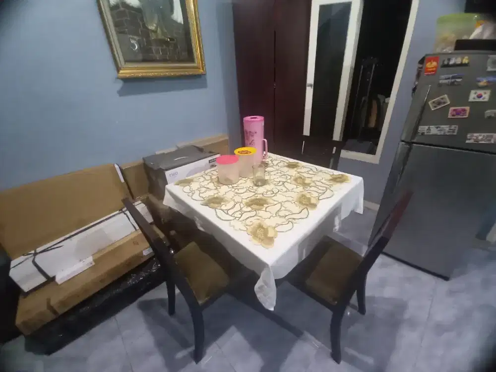 Meja makan 4 kursi