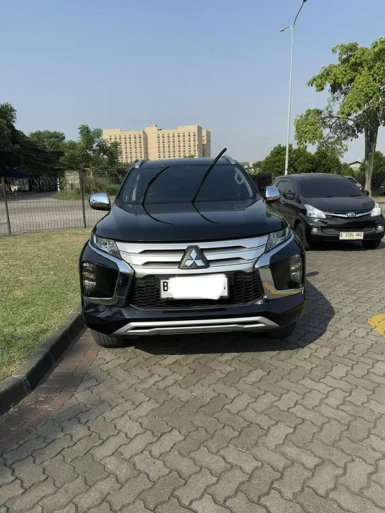 Pajero Exceed 2022 AT Matic Hitam