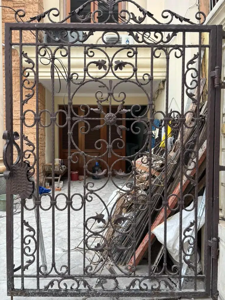 Pintu Gerbang dan Railing Pagar Tempa Besi