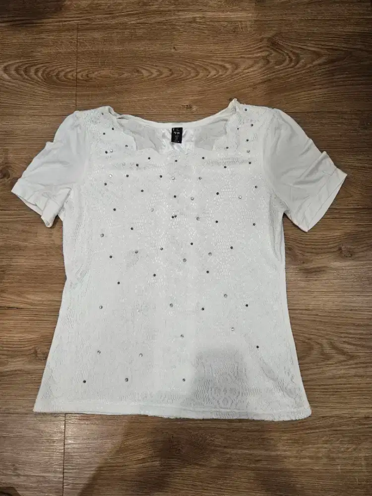 Baju kaos adem warna putih ukuran XL lingkar dada +/- 95 cm