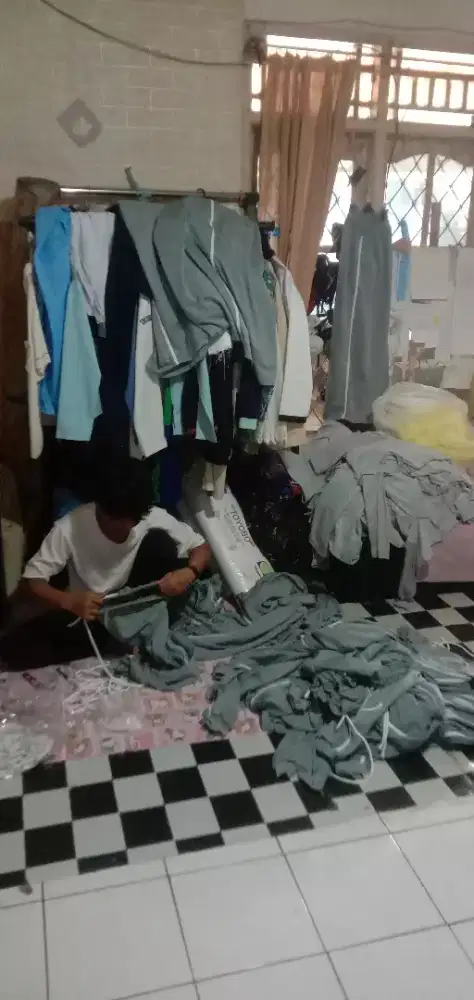 Dicari tukang jahit seragam sekolah