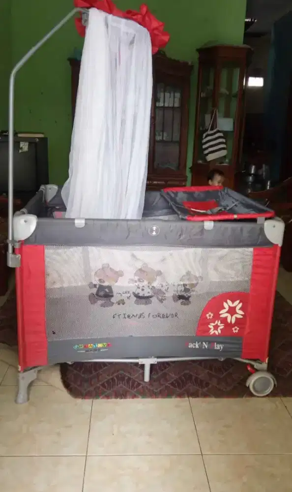 Tempat tidur bayi