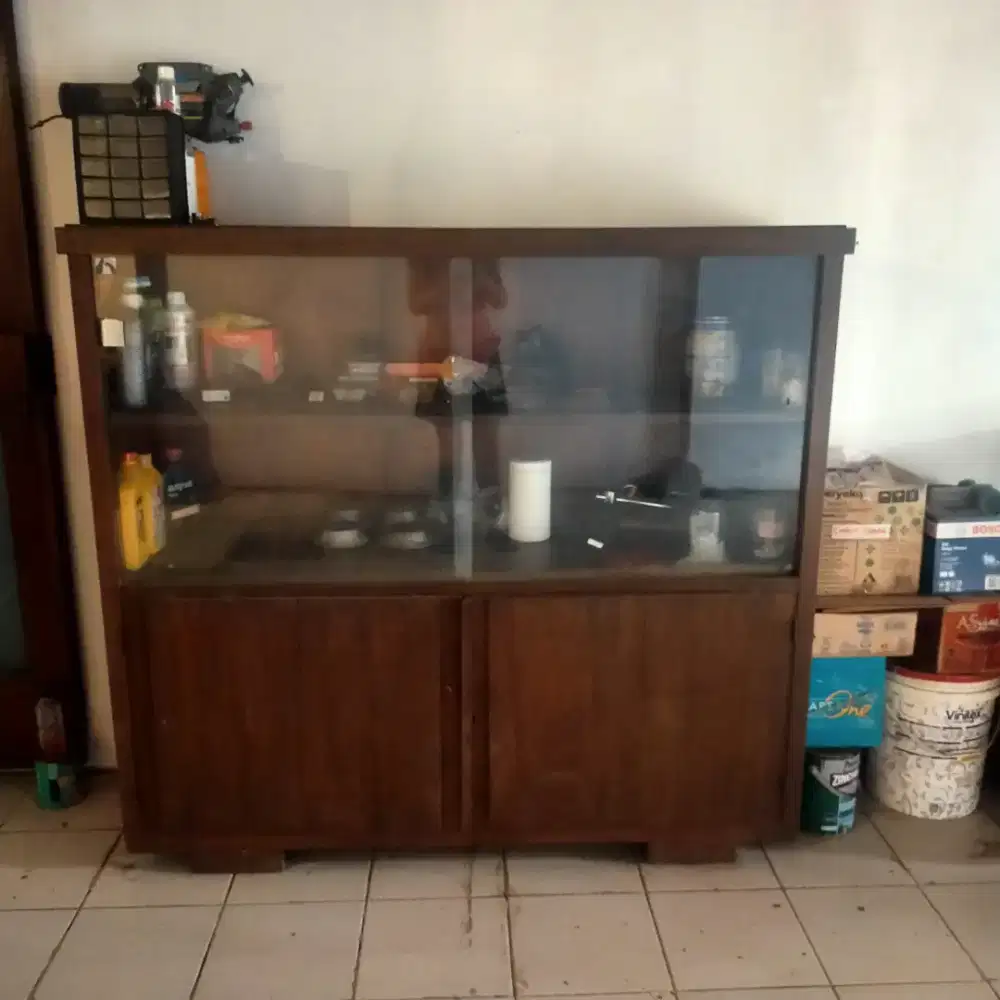 Lemari jati kuno