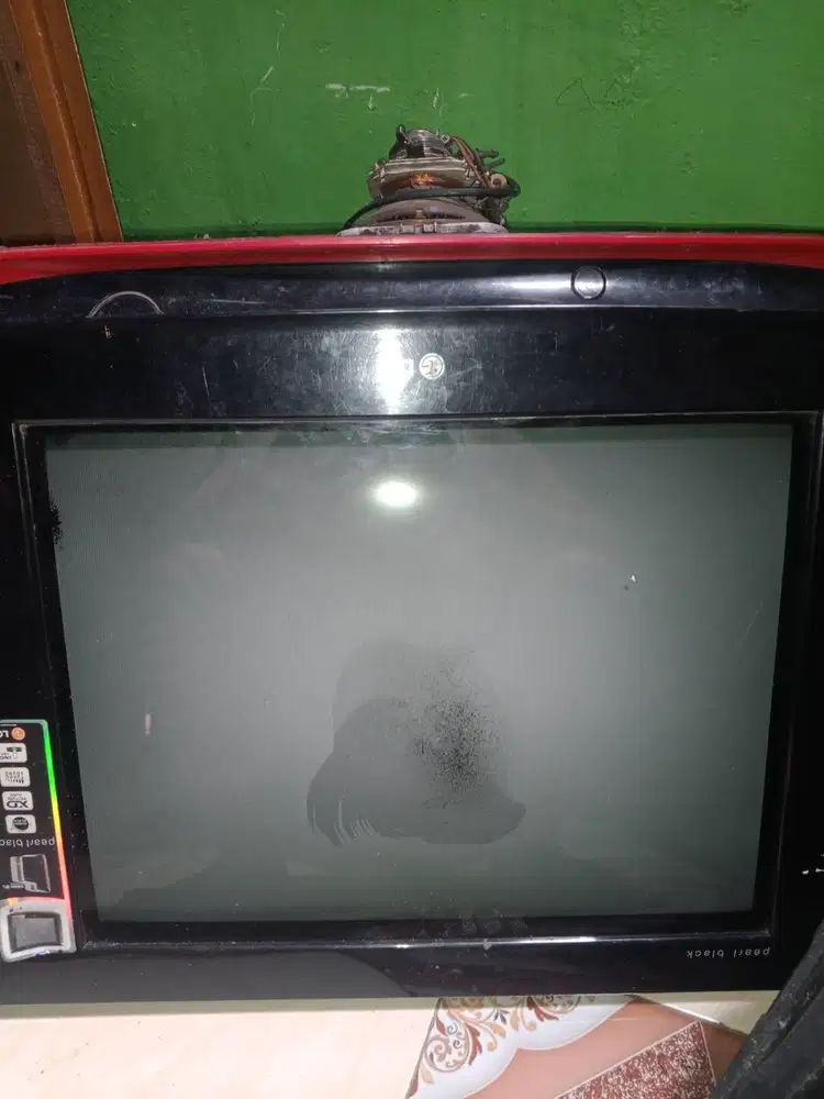 menjual tv merek LG