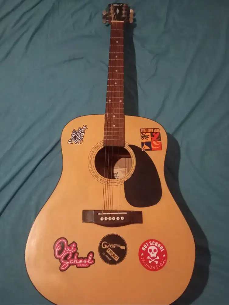 Gitar ber merk chort,pemakaian 1 tahun,di beli 1,3