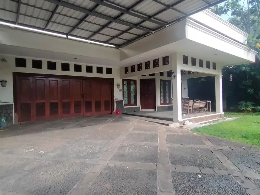 Rumah Luas 1 Lantai dengan Halaman Besar di Joglo, Jakarta Barat
