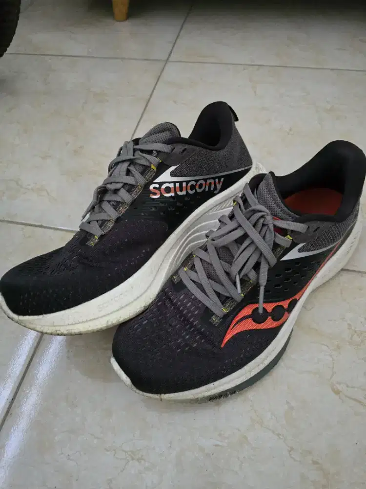 sepatu lari saucony ride ukuran 42,5