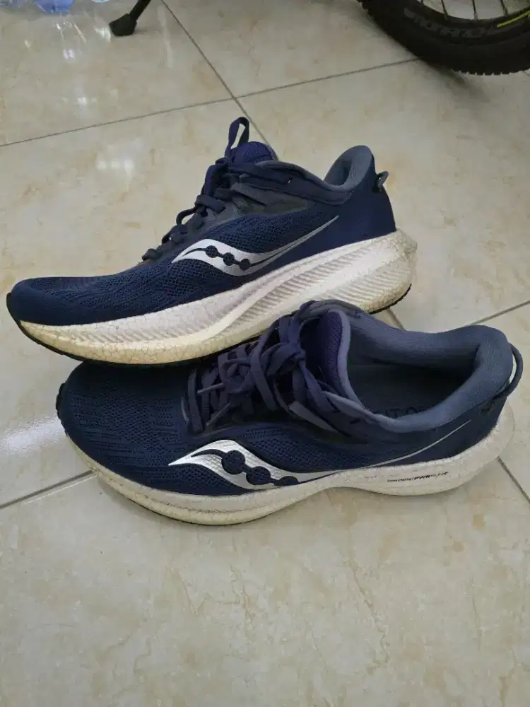 dijual sepatu lari saucony triumph ukuran 42,5